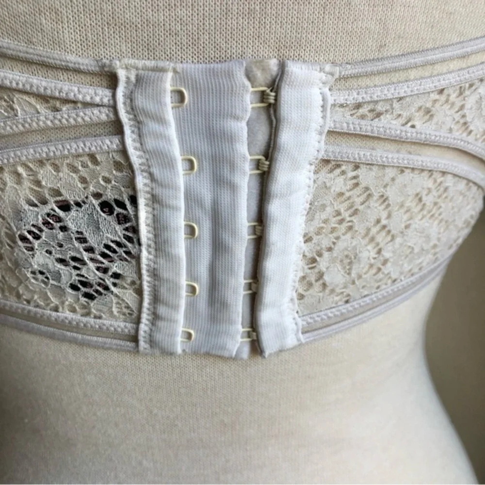 Victoria’s Secret full lace ‘very sexy’ cream criss cross bralette large